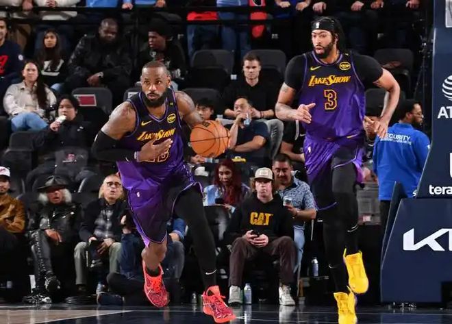 詹姆斯三巨头联手，官方宣布新规得分突破，魔术冲击季后赛！